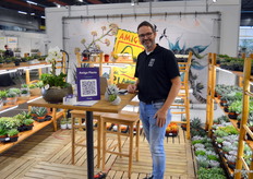 Jacco Huibers van Amigo Plant. Er gebeurt een hoop bij de succulentenkweker, we gaan er binnenkort zeker meer over horen. Op tafel op de voorgrond een geinige actie met 'omgevallen' potjes, de 'hang-over plant', 'wat je noemt een bezopen actie', aldus Jacco.